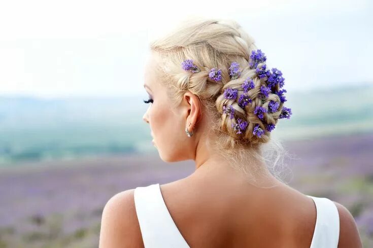 Летний прическа фото Wedding hairstyle with flowers.