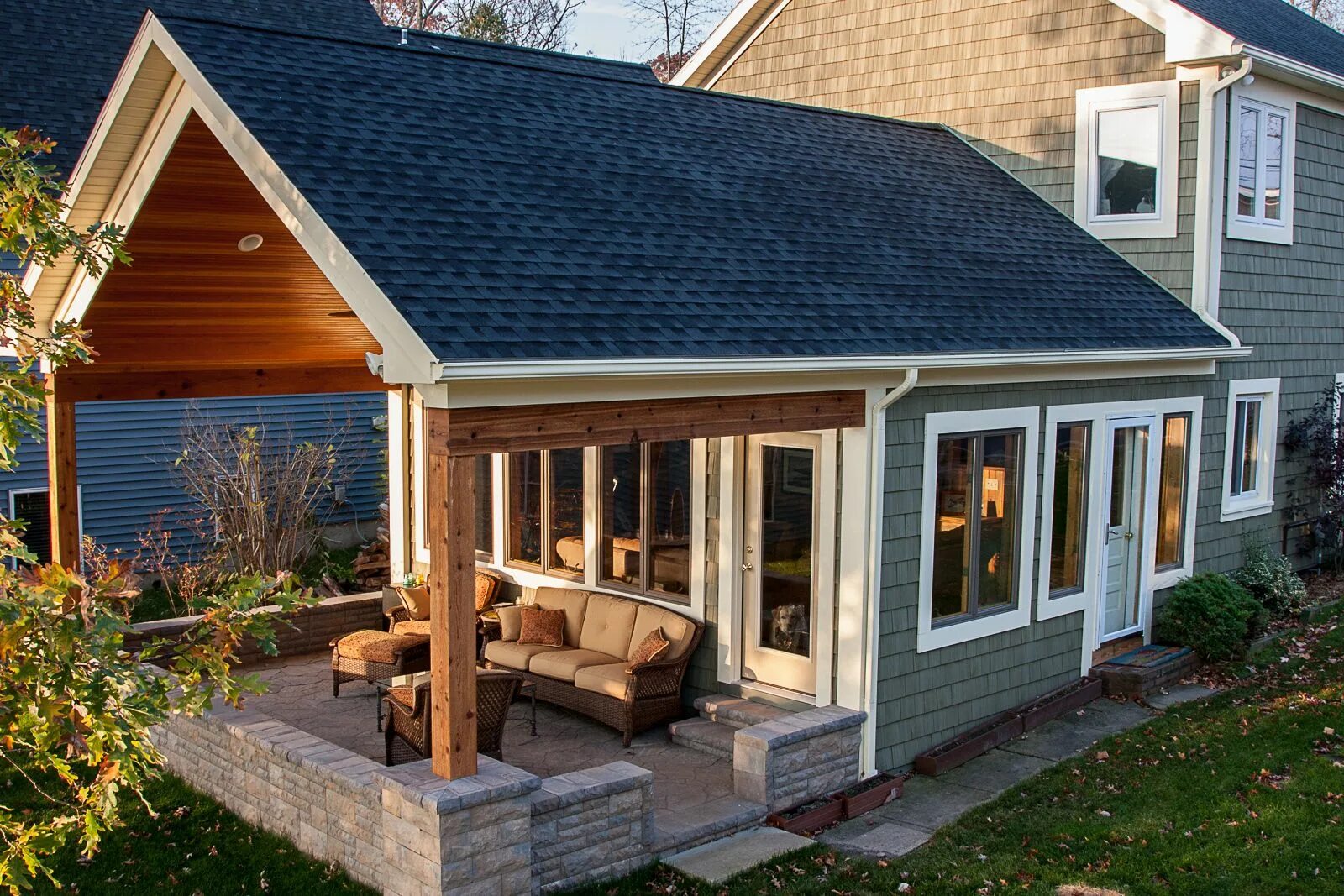 Летний пристрой к дому фото Addition with covered patio Home additions, Bedroom addition, House exterior