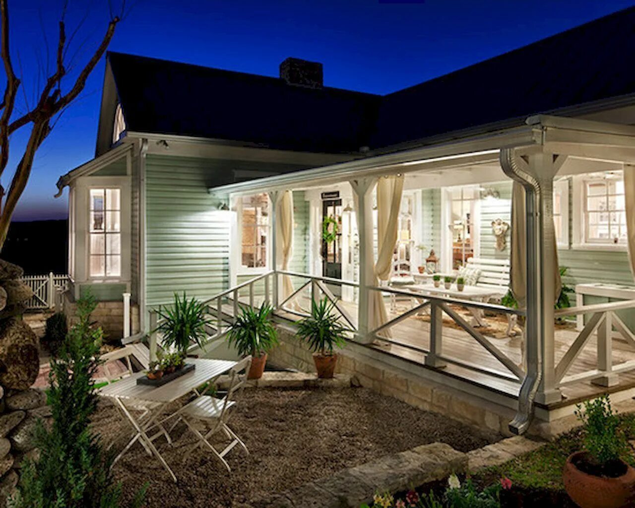 Летний пристрой к дому фото Adorable 65 Stunning Farmhouse Porch Railing Decor Ideas https://roomadness.com/