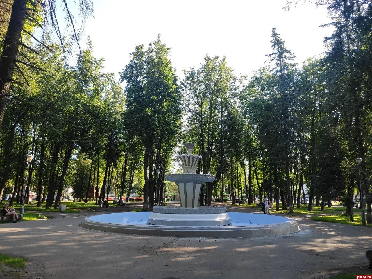 Летний сад псков фото Фотофакт: Фонтан в Ботаническом саду Пскова стал ярче : Псковская Лента Новостей