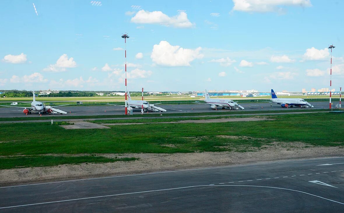 Летное поле фото В аэропорту Нью-Йорка автоцистерна въехала в самолет c пассажирами - РБК