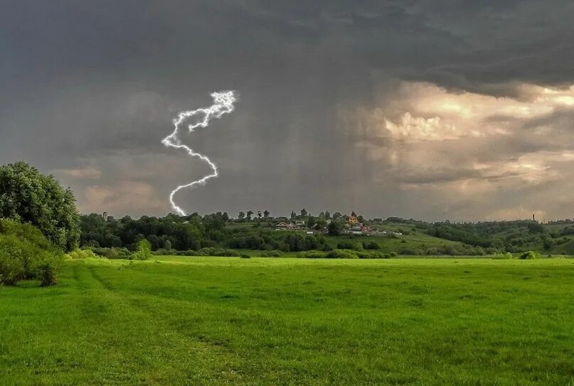 Летняя гроза фото Friday will be quite rainy and a thunderstorm is expected. The air temperature w