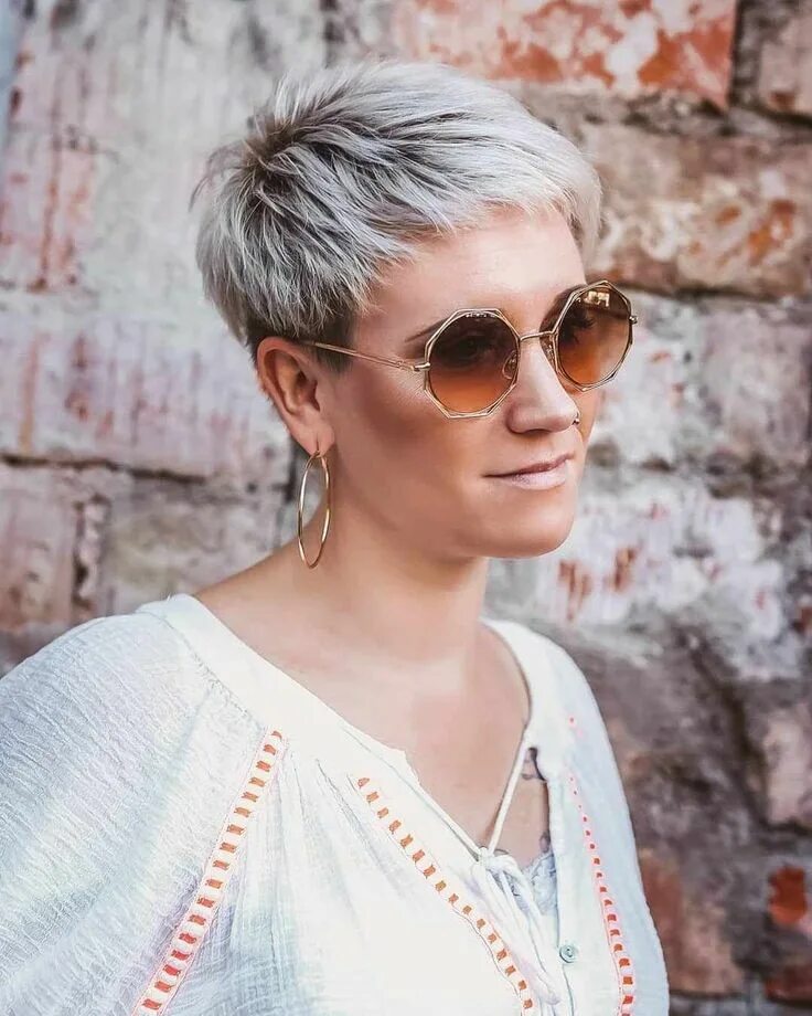 Летняя короткая стрижка Coiffures pour femmes 40 ans : Meilleurs 100 coiffures élégantes Blonde pixie ha