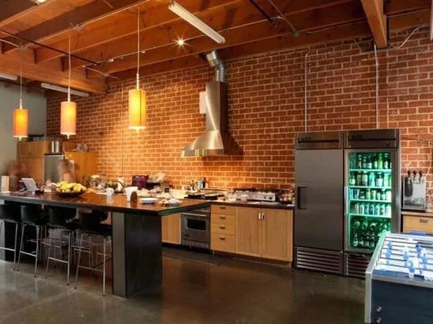 Летняя кухня в стиле лофт For those loft lovers out there, this kitchen space provides some serious inspir