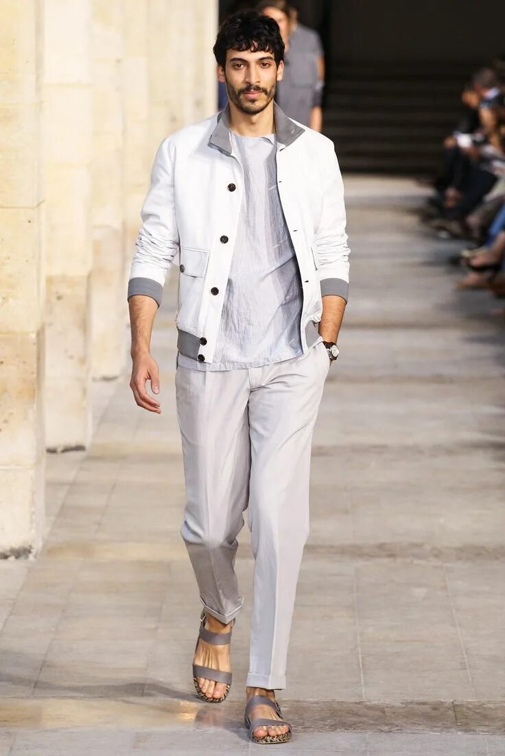 Летняя мужская мода фото Hermès Spring 2014 Menswear Fashion Show Mens spring fashion, Menswear, Men fash