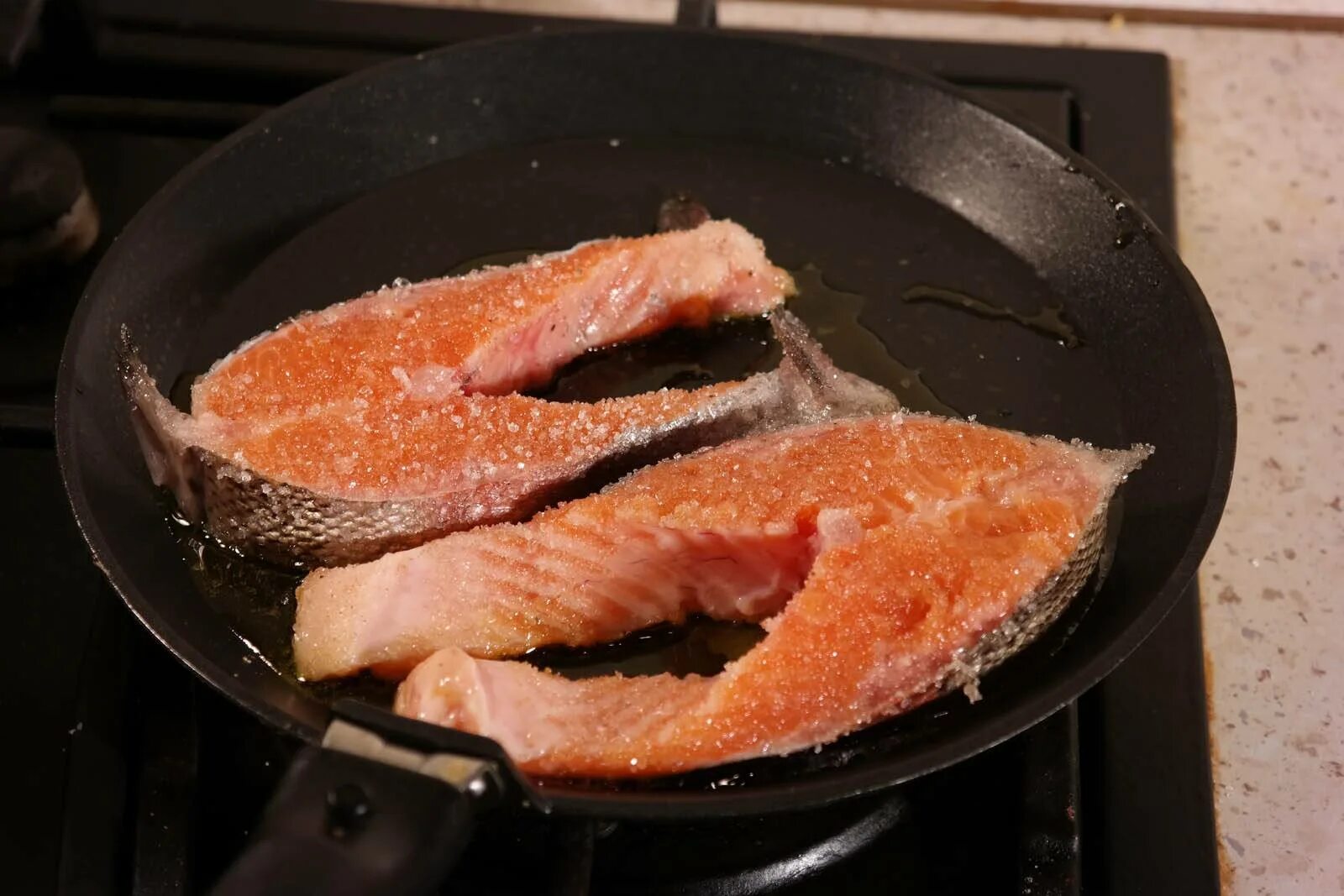 Лосось на сковороде рецепт с фото Как вкусно приготовить семгу на сковороде