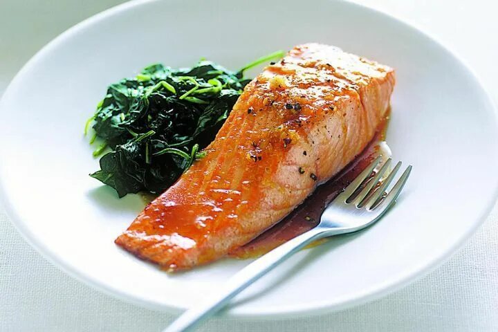 Лосось приготовление с фото Baked maple-glazed salmon with wilted spinach Recipe Salmon recipes, Healthy bak