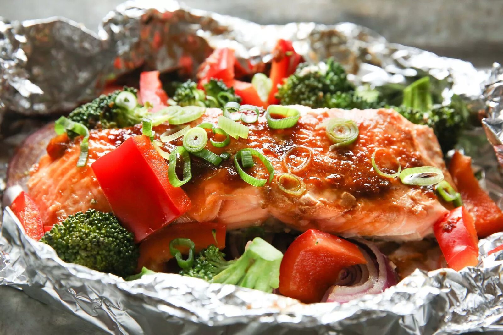 Лосось приготовление с фото Salmon Foil Packs Recipe Salmon recipes, Easy salmon recipes, Foil pack meals
