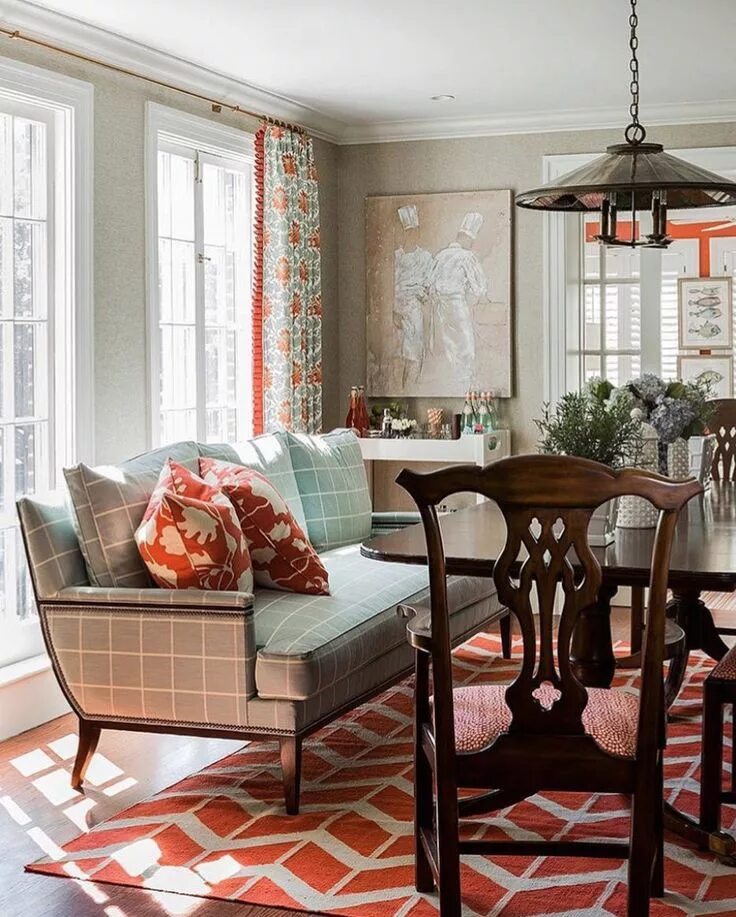 Лососевый цвет в интерьере In the words of Elizabeth Home, "when the dining room doesn’t take itself too se