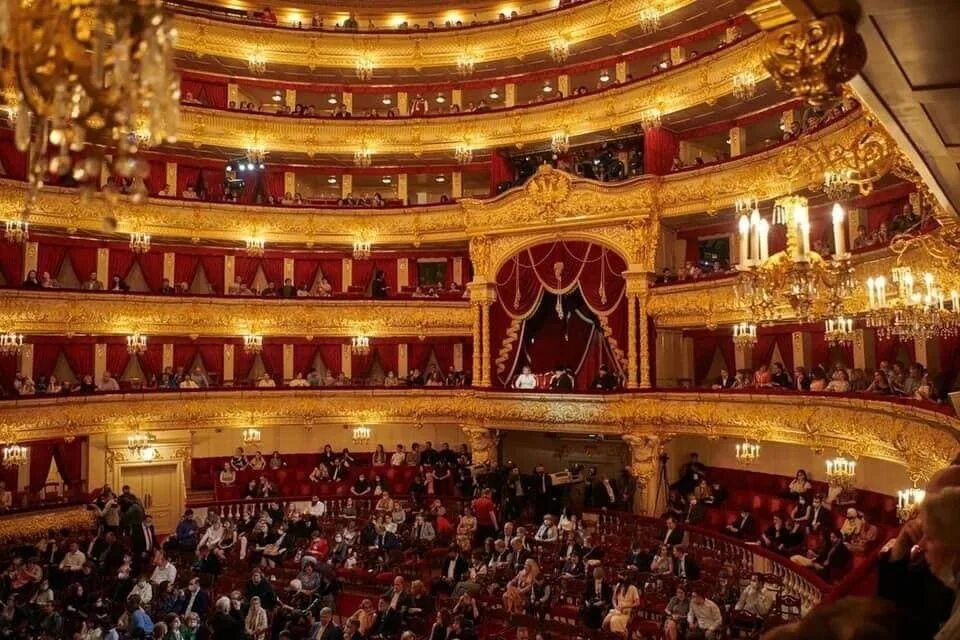 Ложа в театре фото Картинки НИЖНЯЯ ЛОЖА В ТЕАТРЕ