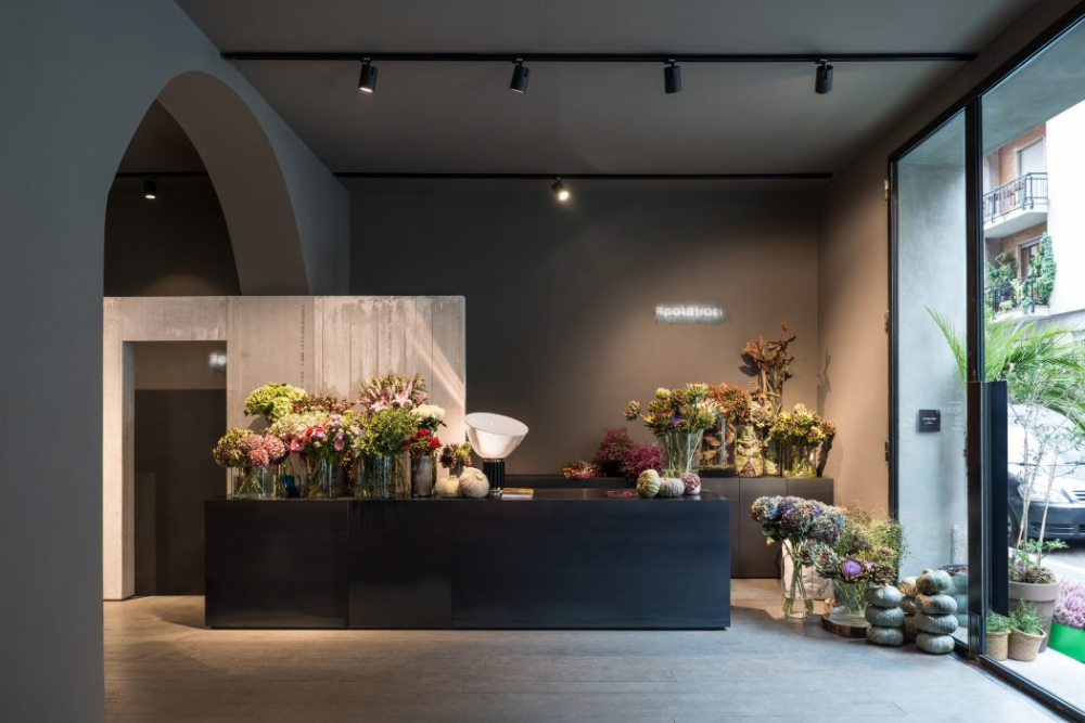 Магазин современного интерьера Potafiori by Storage Associati HomeAdore Flower shop, Flower shop design, Shop d