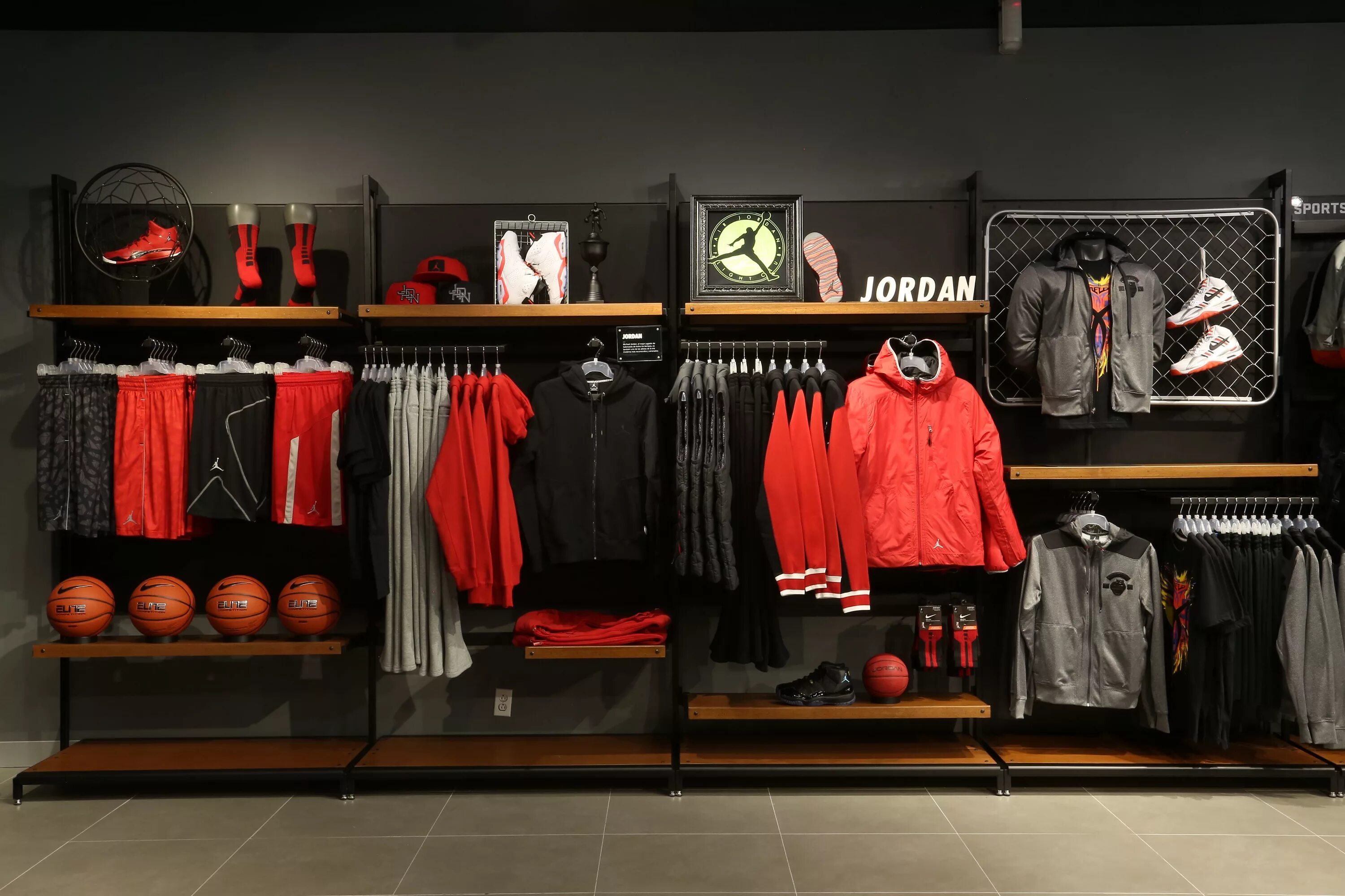 Магазин спортивной одежды фото junk commonplace Lull visual merchandising nike store crab Refusal tricky
