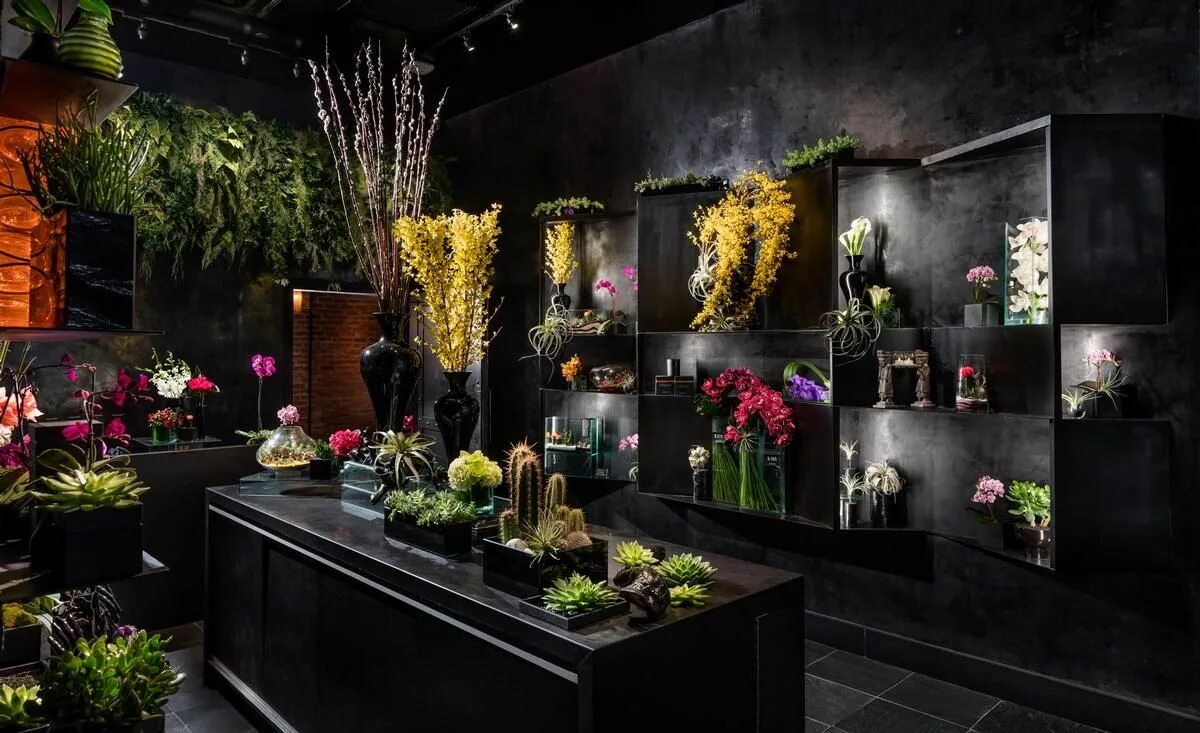 Магазин цветов фото Entrance to the restaurant is through a botanical gallery and flower shop / Vand