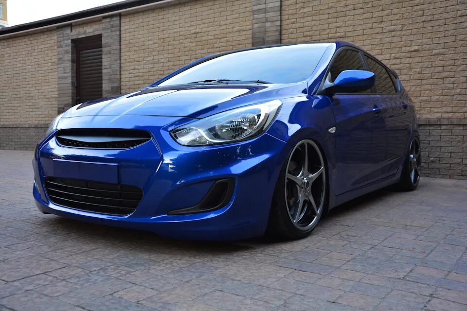 Магазин тюнинга хендай photoSet. 1/ dropped on the AIR. - Hyundai Solaris Hatchback, 1,4 л, 2012 года ф