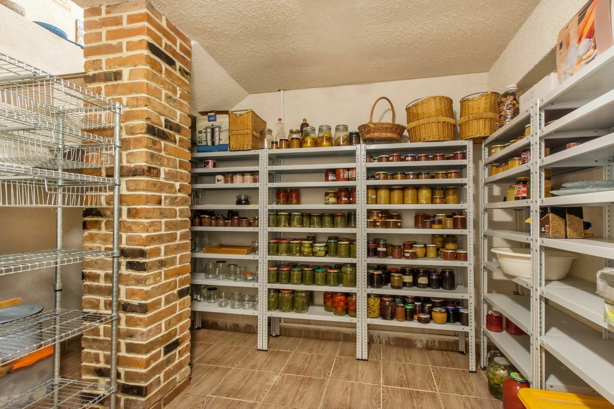 Магазин в частном доме фото Холодильники для шуб, шубные камеры от Zeiker Cold House