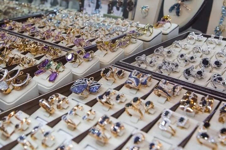 Магазин ювелирных изделий фото 140 млрд рублей россияне потратили на ювелирные украшения за 6 месяцев 2022 года