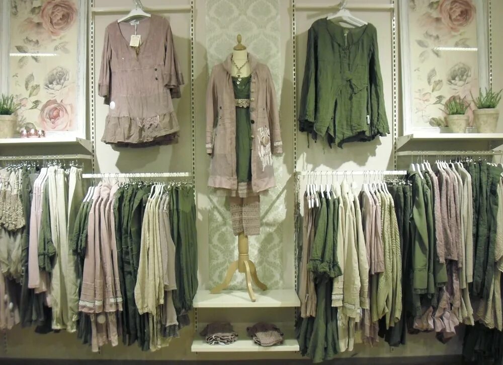 Магазин женской одежды в стиле бохо CIMG0878.JPG (1000 × 725) Boutique clothing displays, Clothing boutique interior