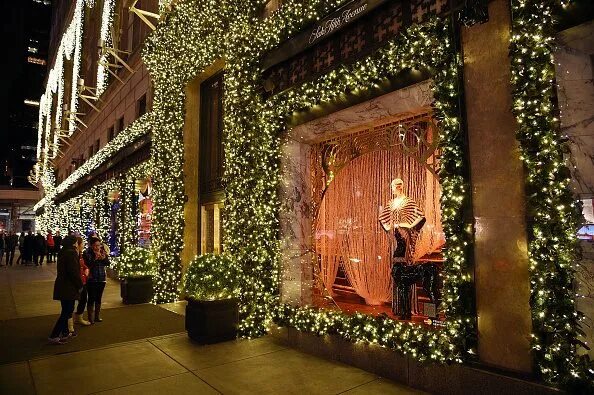Магазины новогоднего декора в москве NYC Holiday Windows Christmas window display, Nyc holidays, Window display