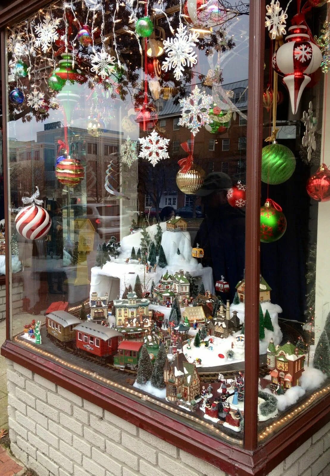 Магазины новогоднего декора в москве Every year there is a delightful Christmas window display along Pennsylvania Ave