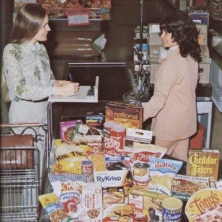 Магазины в 80 годы фото Lost In History on Instagram: "Grocery shopping in the 60s/70s - it’s cool to se