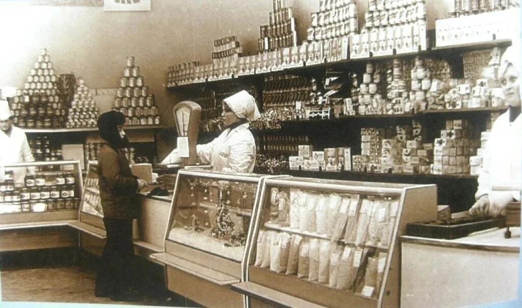 Магазины в ссср фото и цены Знаменитые пирамиды из консервов в продуктовых магазинах. СССР. Конец 1980-х. 20