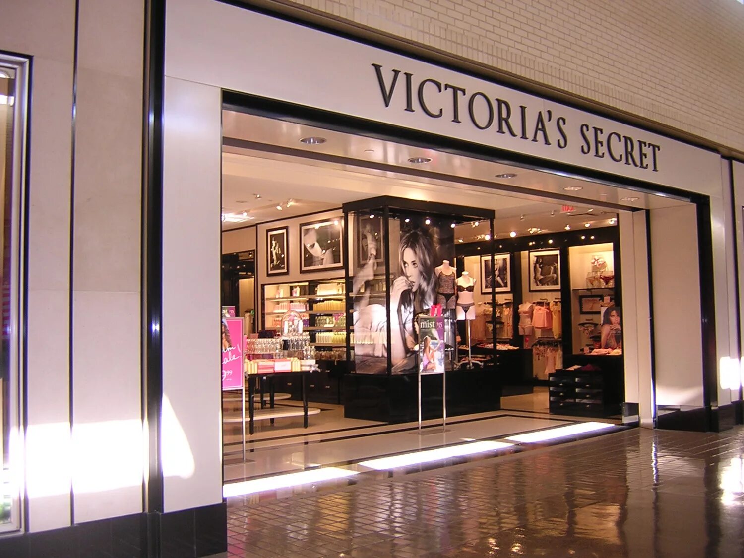 Магазины виктория фото Victoria’s Secret Store Window - FashionWindows Network