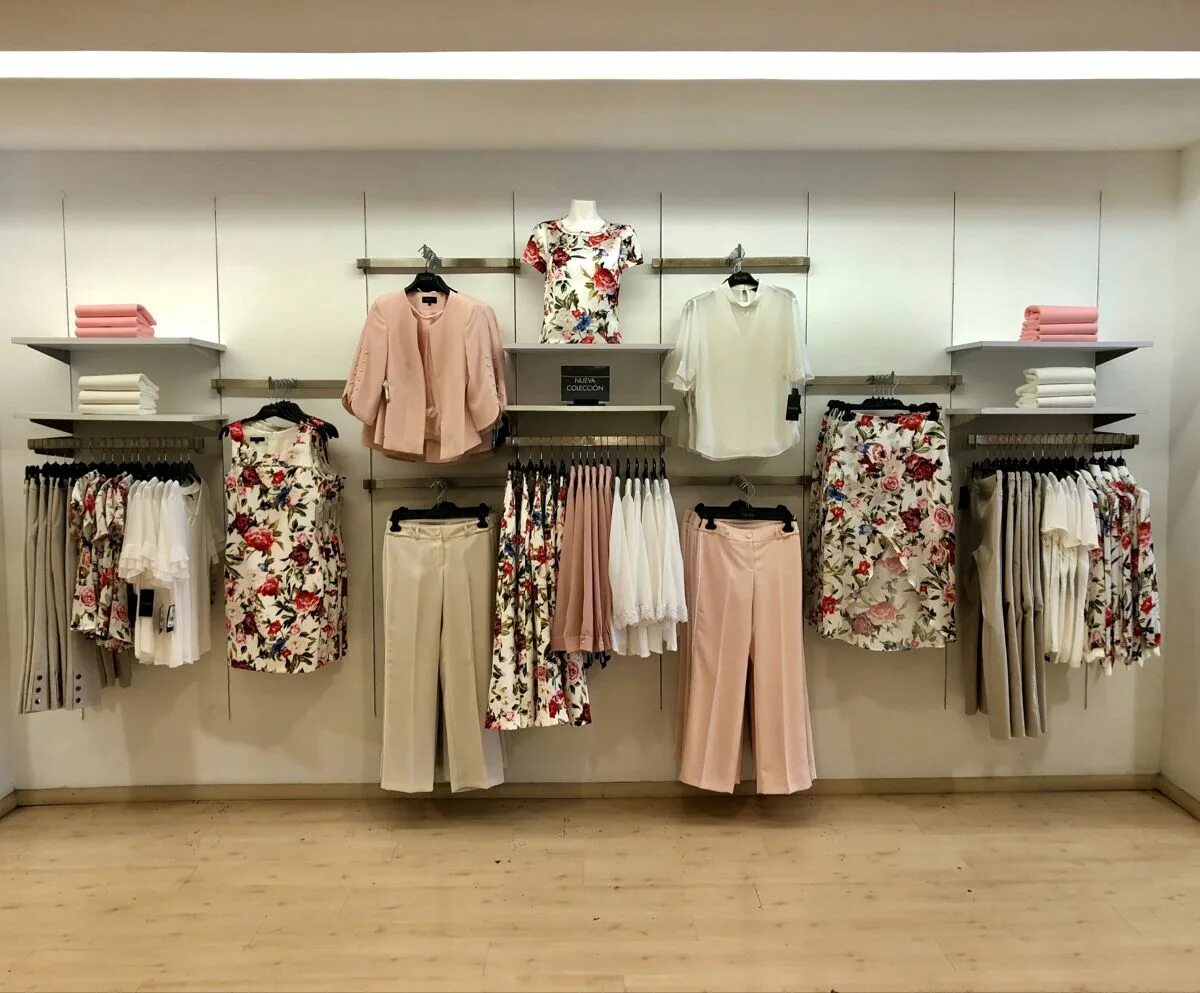Магазины женской одежды в классическом стиле Pin on Exhibición de prendas Clothing store displays, Visual merchandising fashi