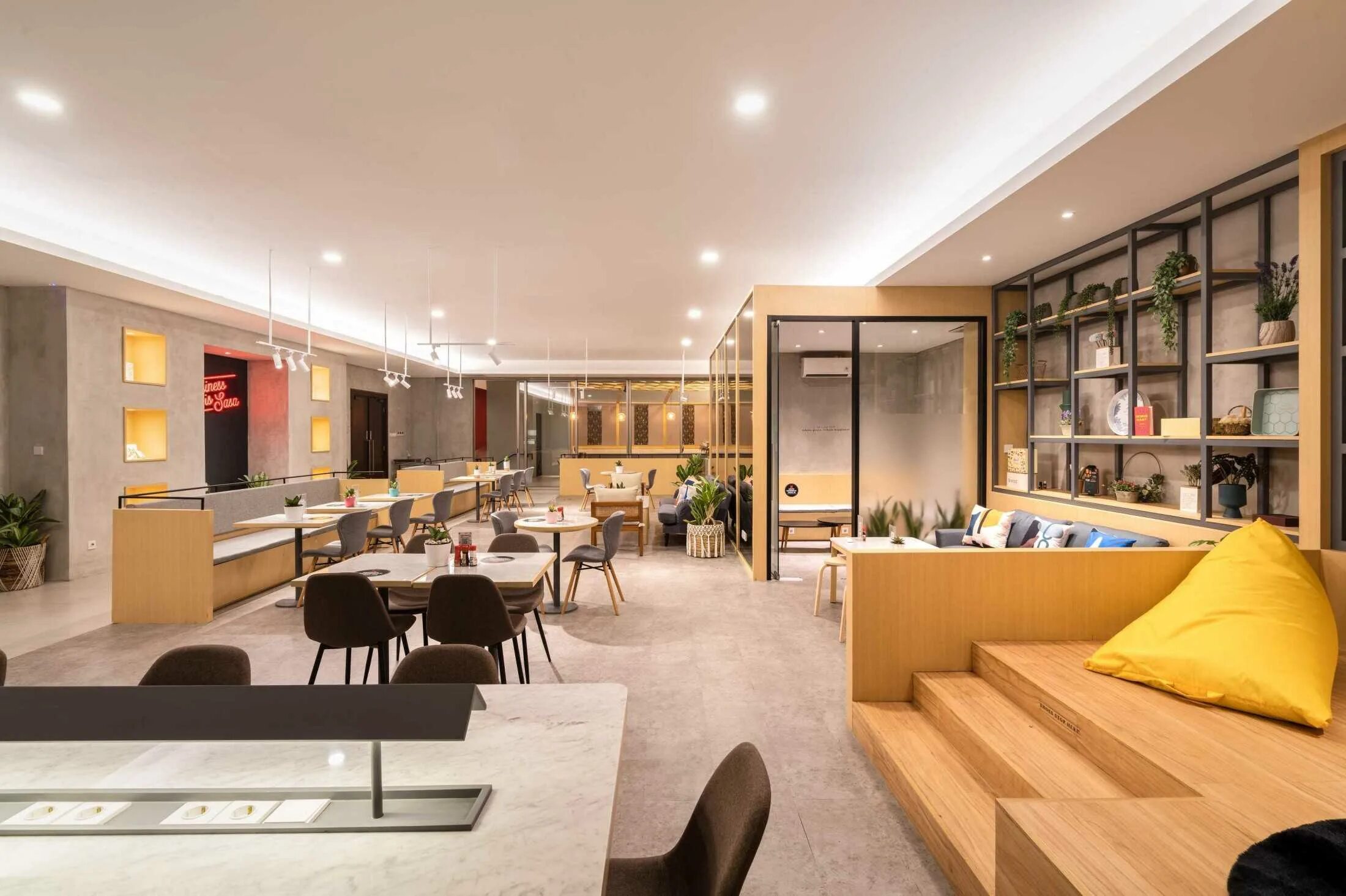 Магистратура дизайн интерьера Project Sasa Cafe desain arsitek oleh Arkara - Interior Contractor