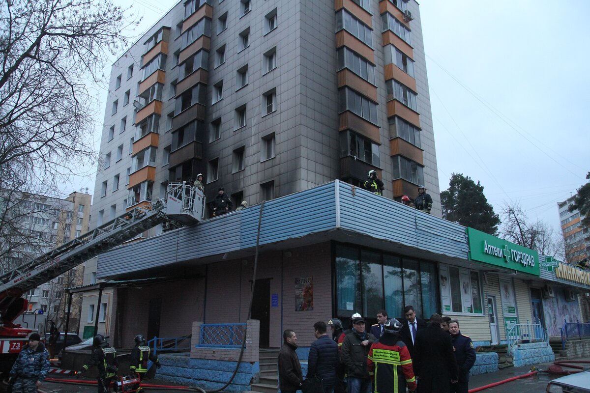 Магнит изумрудная ул 4 фото Крупный пожар на Изумрудной улице - Москва 24, 22.03.2017