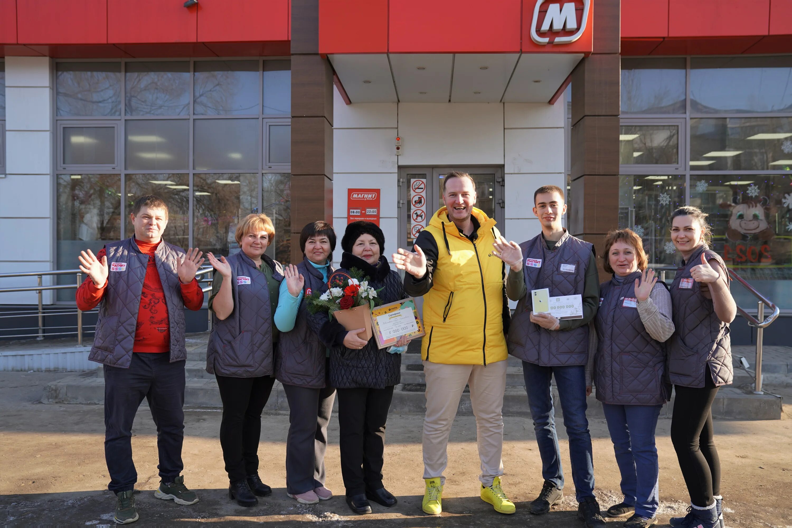 Магнит работники фото Сотрудник "Магнита" из Балакова продал лотерейный билет на миллион и стал новым 