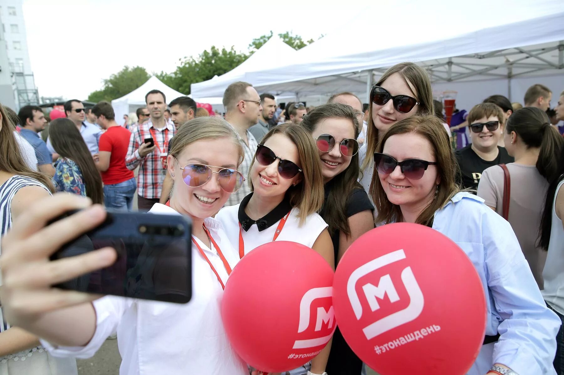 Магнит сотрудники фото Награждение сотрудников "Магнита" в честь Дня торговли