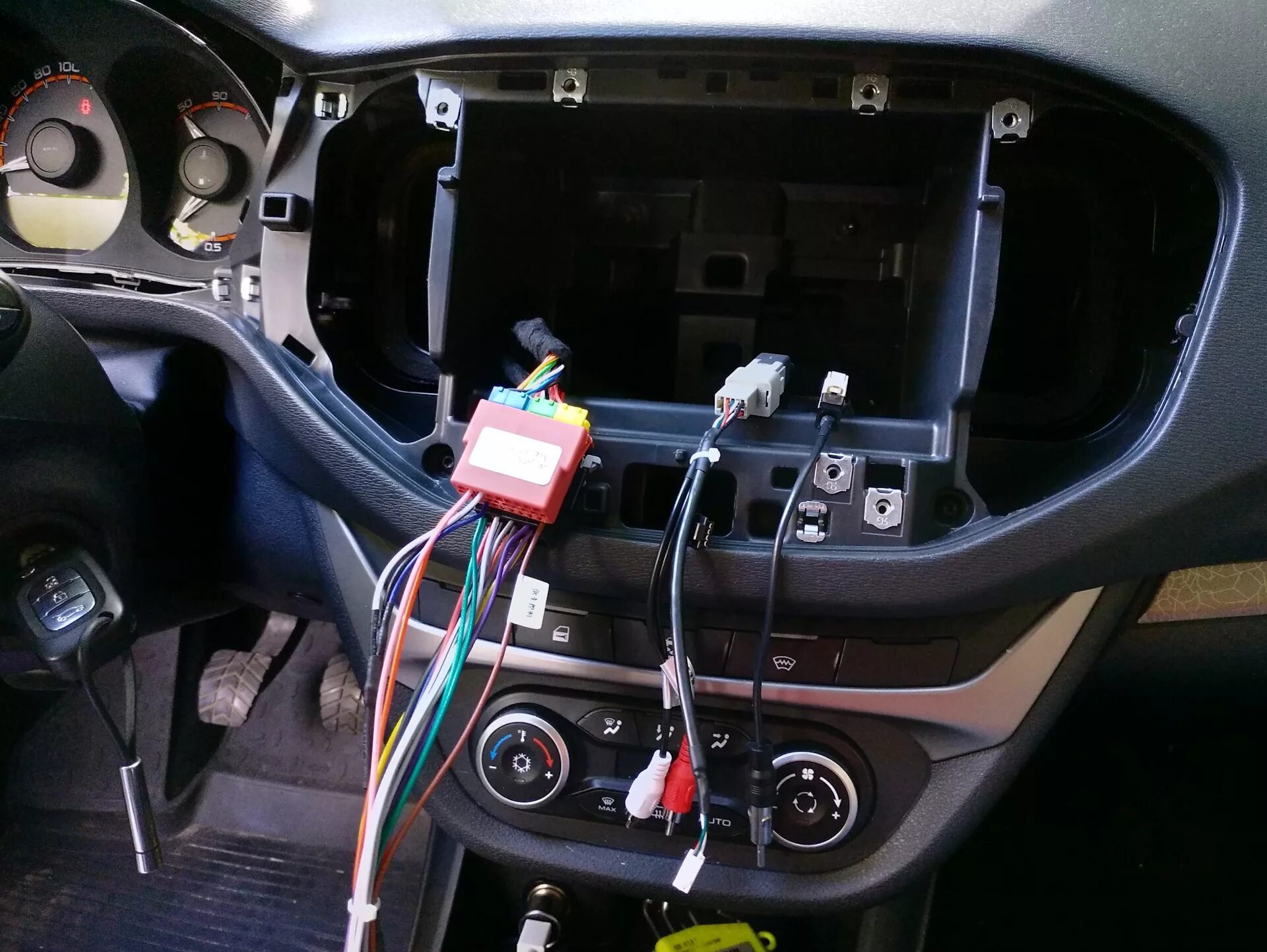 Магнитола веста подключение усилителя Установка магнитолы Teyes SPRO 2/32 в люкс - Lada Vesta SW, 1,6 л, 2018 года авт