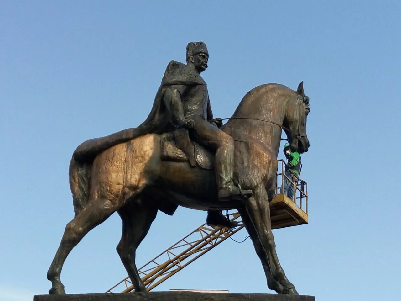 Махачкала фото памятники В Махачкале реставрируется памятник Махачу Дахадаеву " МО Унцукульский район