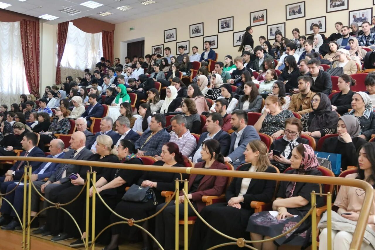 Махачкала планетарий дгу фото Мэр Махачкалы рассказал студентам ДГУ о программе комплексного развития города