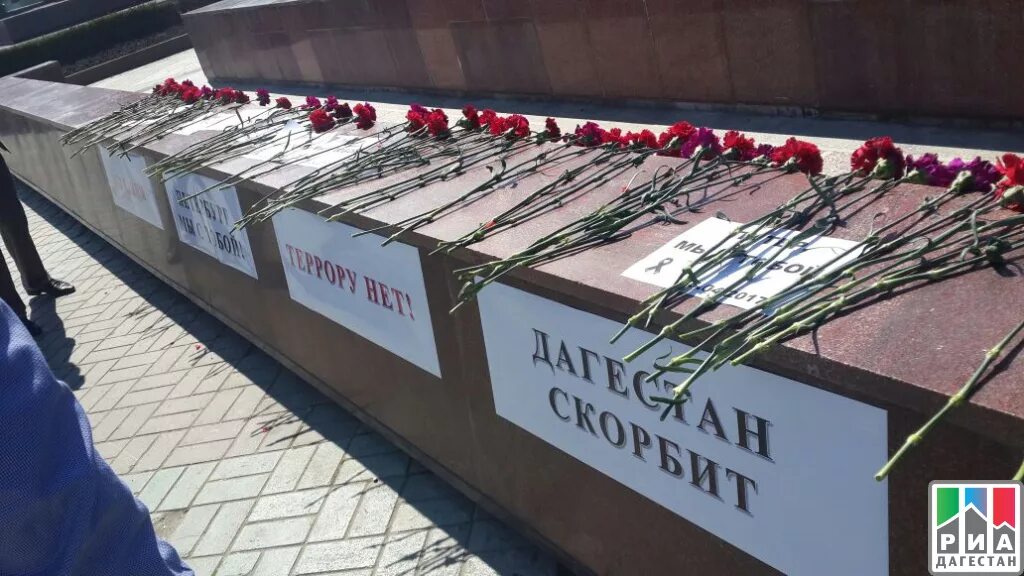 Махачкала скорбим фото Дагестанцы несут цветы на центральную площадь Махачкалы в память о погибших в Са