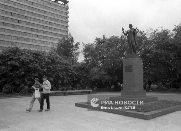 Махатма ганди москва ломоносовский проспект дублер фото Площадь Индиры Ганди в Москве Библиотека изображений "РИА Новости"