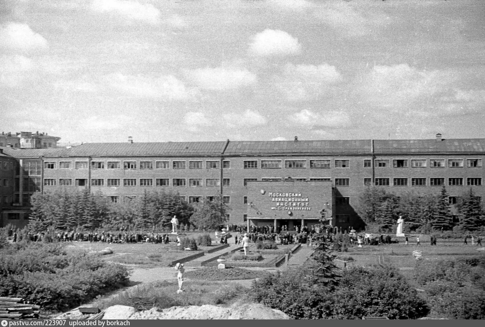 Маи старые фото Сбор студентов-целинников у главного корпуса МАИ - Retro photos