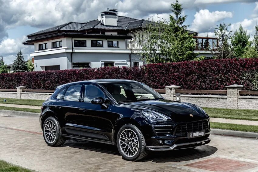 Макан фото у церкви Тюнинг-пакет для Porsche Macan от LARTE Design - Larte Design на DRIVE2