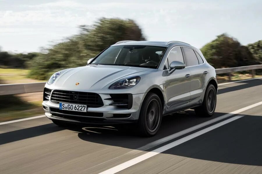 Макан фото у церкви Porsche Macan S в кузове 95B 2018 года выпуска для рынка Всего мира и стран с пр