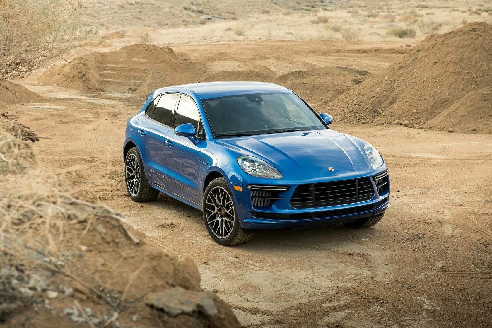Макан фото у церкви Аренда Порше Макан в Сочи - прокат Porsche Macan по честным ценам