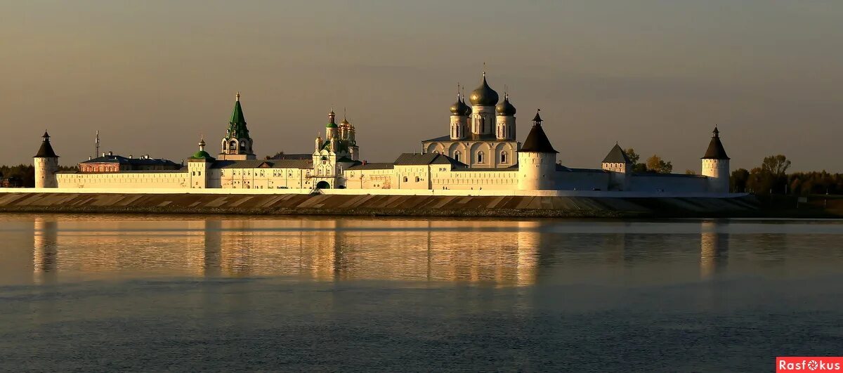 Макарьевский монастырь нижегородская область фото ночью Фото: Желтоводский Макариев монастырь ( он же Свято-Троицкий Макарьевский). Фото