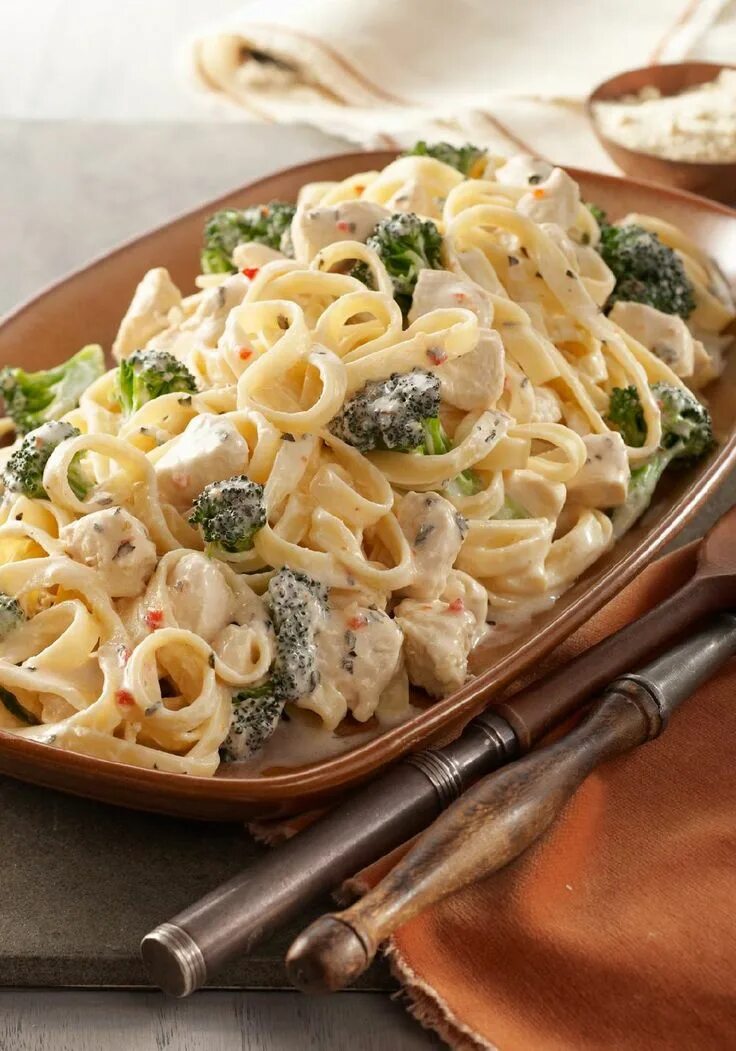 Макаронные блюда с фото Easy Chicken & Broccoli Alfredo Recipe Chicken broccoli alfredo, Recipes, Food