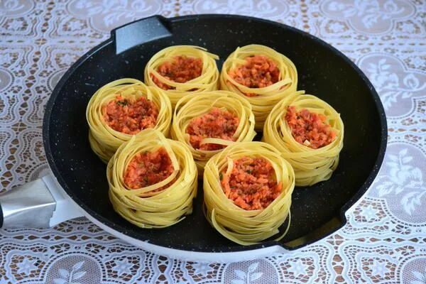 Макаронные гнезда с фаршем фото "Гнезда" с фаршем и овощами на сковороде. Пошаговый рецепт с фото Национальная е
