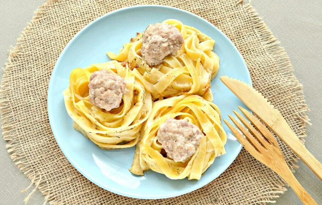Макаронные гнезда с фаршем фото Гнёзда с фрикадельками в сметанном соусе на сковороде Готовьте вместе с нами Фот