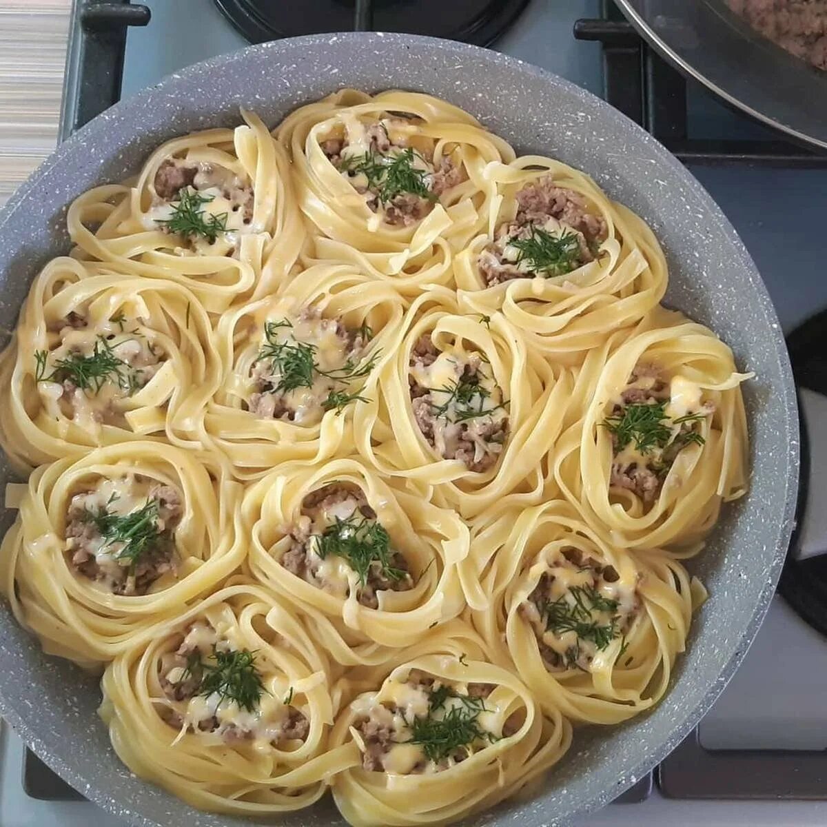 Макаронные гнезда с фаршем фото Макароны с фаршем на сковородке eCookie.ru