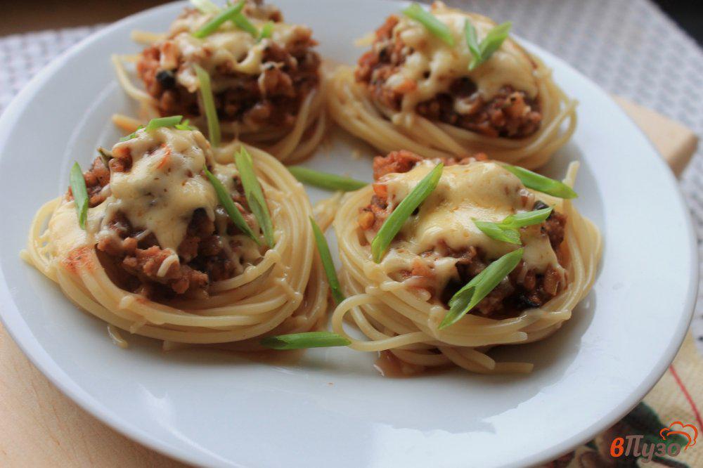 Макаронные гнезда с фаршем фото Макаронные гнезда с мясом и грибами в томатном соусе - рецепты с фото на vpuzo.c