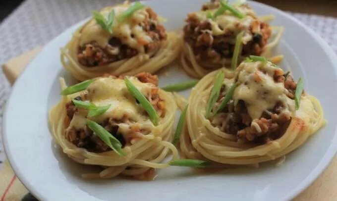 Макароны гнезда с фаршем фото Гнезда из спагетти с фаршем в духовке - рецепт с пошаговыми фото