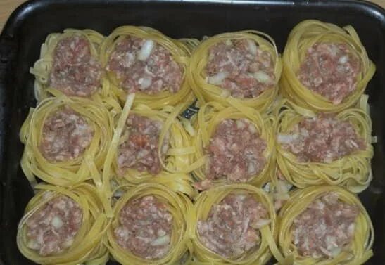 Макароны гнезда с фаршем фото Гнезда из макарон с фаршем в сливочном соусе в духовке - рецепт с пошаговыми фот