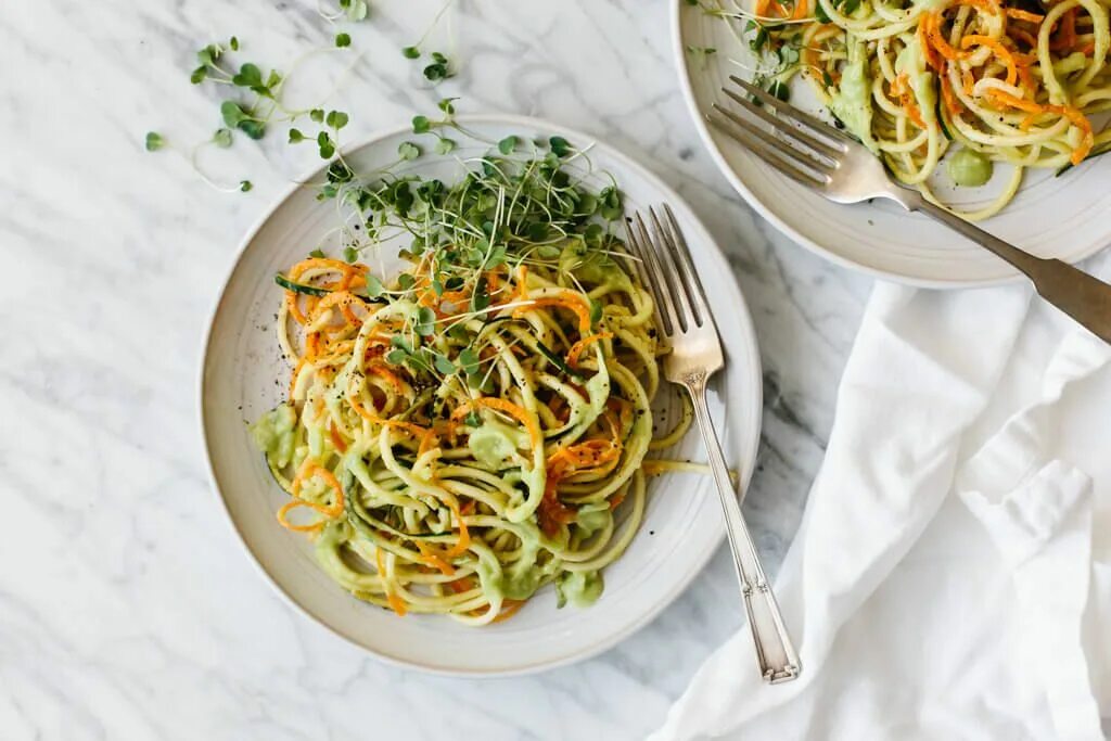Макароны из кабачков рецепт с фото Carrot and zucchini pasta is mixed with a creamy, avocado cucumber sauce for a s
