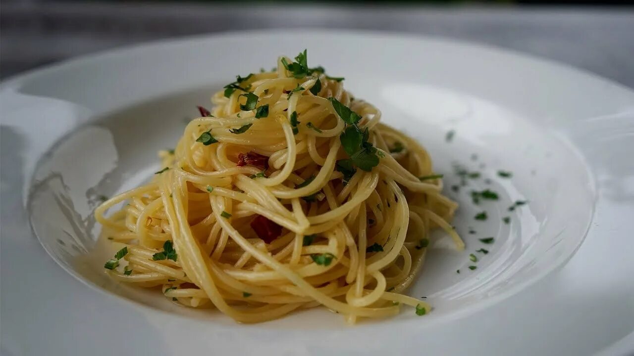 Макароны с чесноком рецепт с фото Pasta Aglio e Olio from Film "Chef" - YouTube